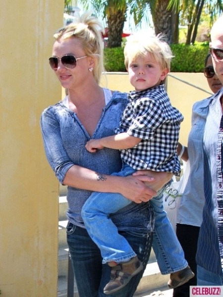 Britney Spears và cậu con trai tóc vàng, Jayden James.